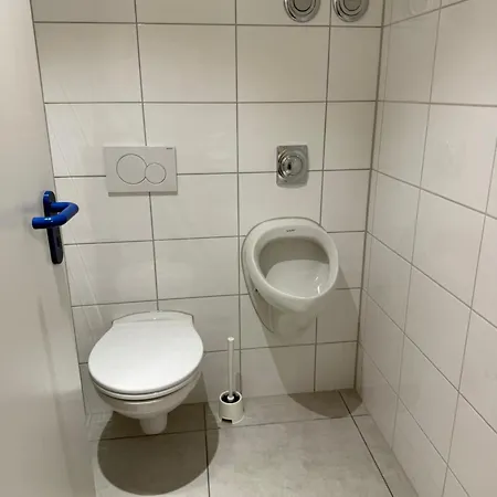 Grosse Fuer Gruppen & Monteure - Parkplatz - Naehe Hbf *